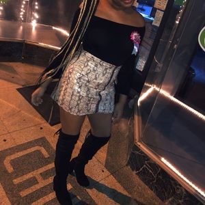Zip up snakeskin skirt 💜